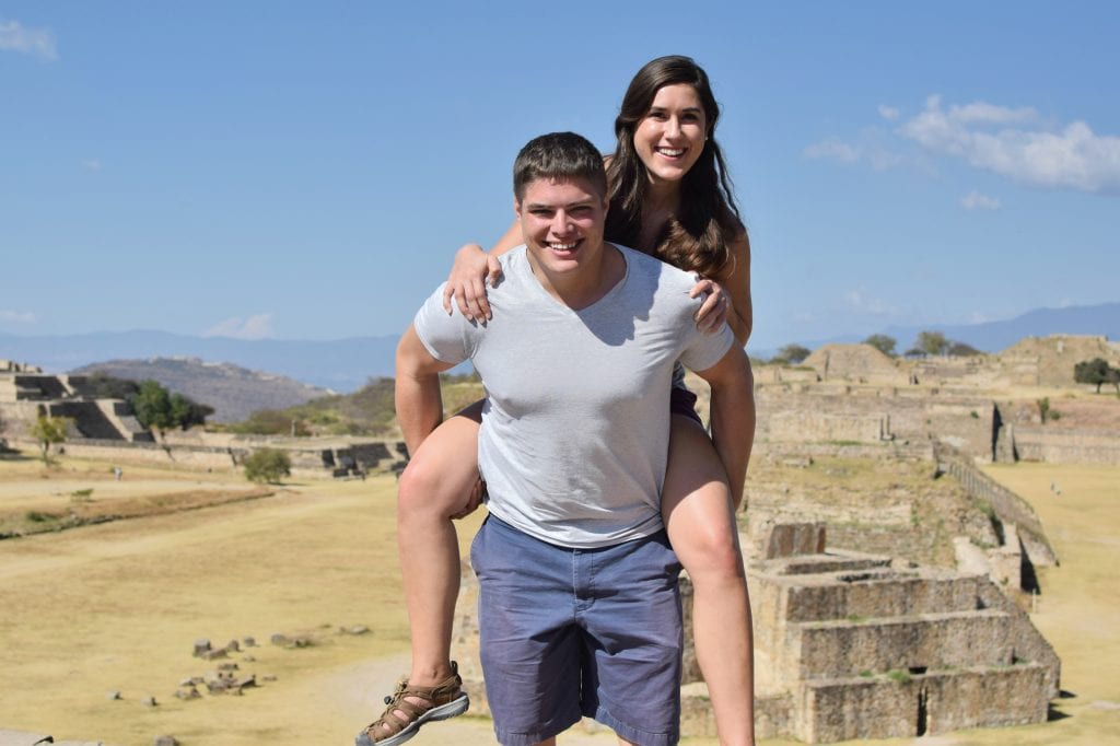 凯特·斯道姆和杰里米·斯道姆在墨西哥瓦哈卡的阿尔班山——探索大量像这样的废墟是我们去墨西哥旅行的最佳建议之一!必威体育官方登录