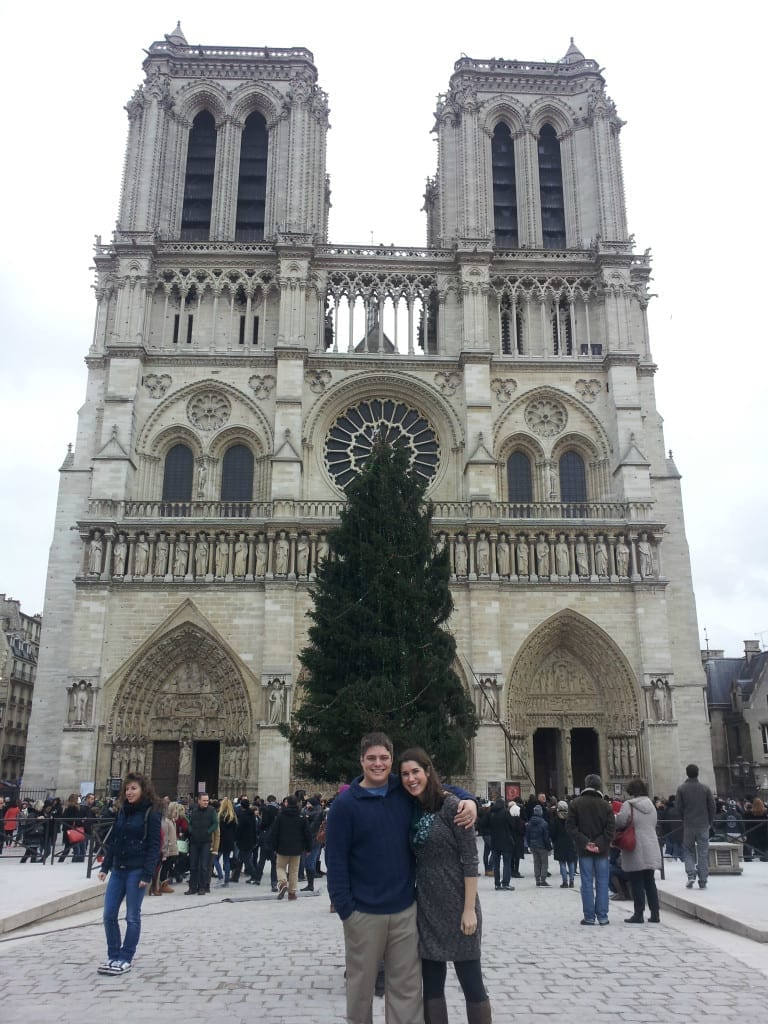 冬天的巴黎:圣母院圣诞树