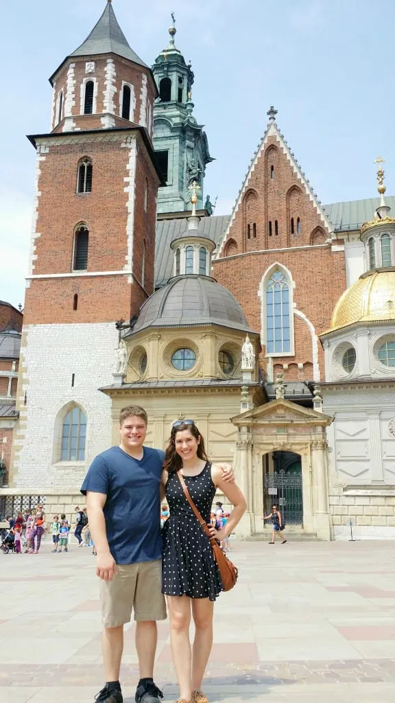凯特·斯道姆和杰里米·斯道姆在访问波兰克拉科夫时站在瓦维尔大教堂前