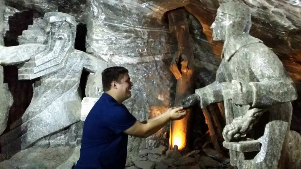 几天前，杰里米·斯托姆在波兰克拉科夫的Wieliczka盐矿与雕像合影
