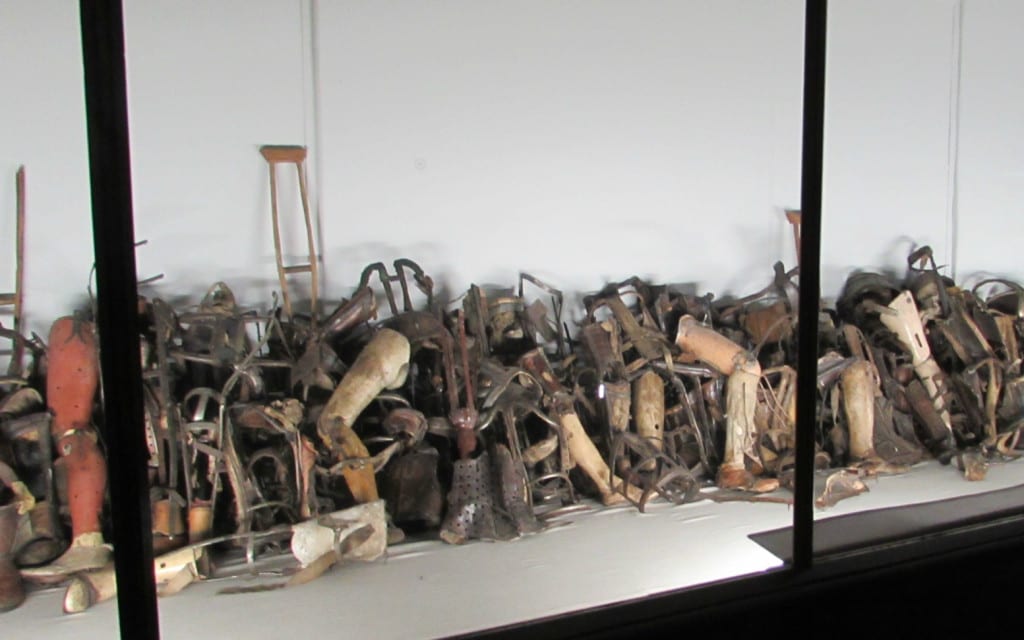 从奥斯维辛集中营的受害者那里偷来的成堆的拐杖和假肢