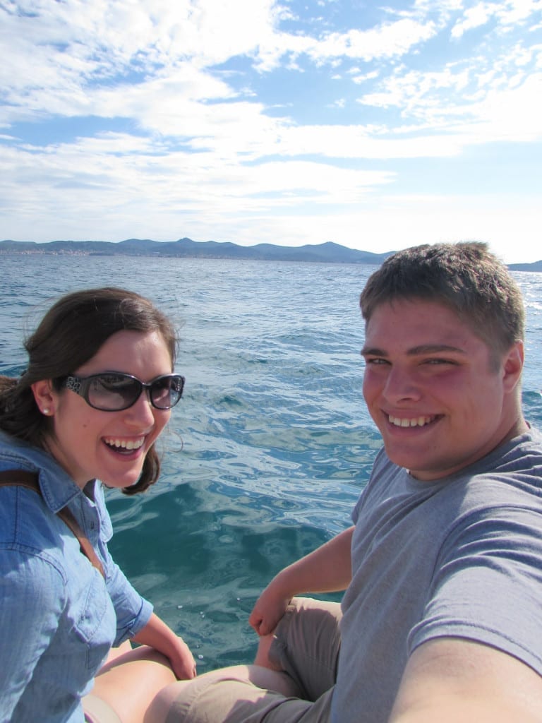 凯特风暴和杰里米风暴在克罗地亚扎达尔的海上风琴，背景是水