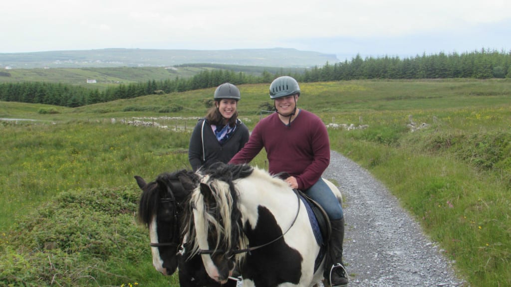 2015年，凯特和杰里米在爱尔兰杜林附近骑马——在这里骑马是杜林最好的事情之一!
