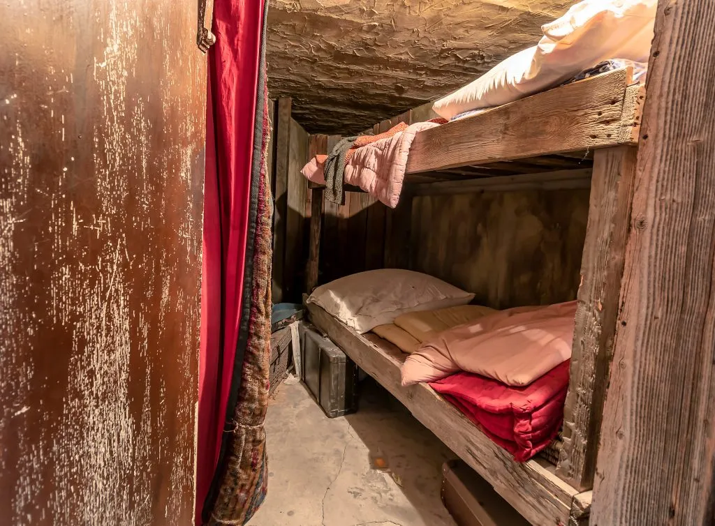 波兰克拉科夫的奥斯卡辛德勒工厂的犹太工人的历史卧室，显示双层床