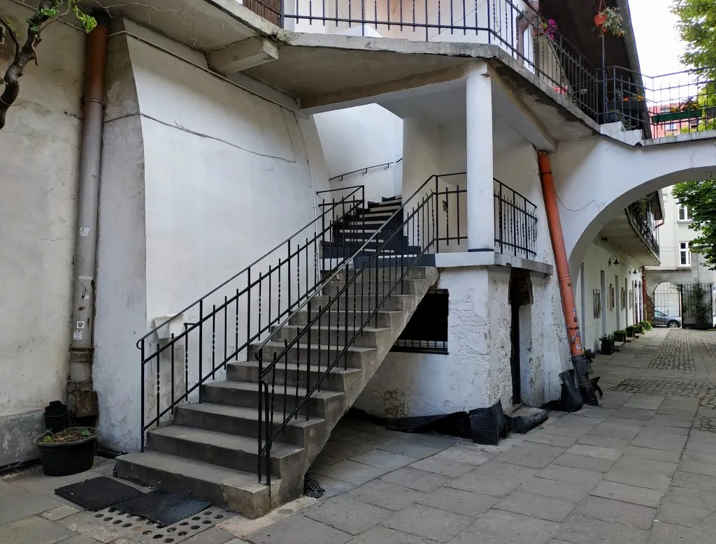 著名的辛德勒通道是波兰克拉科夫的一个拍摄地点，展示了楼梯