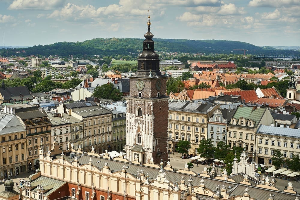 在波兰克拉科夫的主要市场广场上，市政厅塔和布厅的前景是最好的景观之一