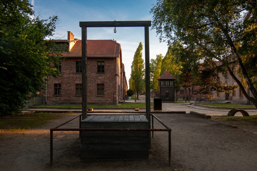 参观波兰奥斯维辛集中营时看到的木制绞刑架