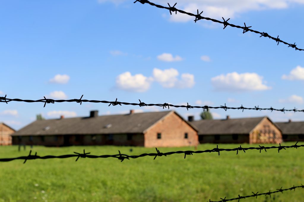 透过铁丝网看到的比克瑙集中营兵营