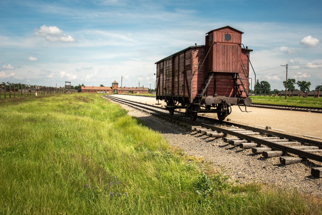 红色火车车厢停在比克瑙集中营