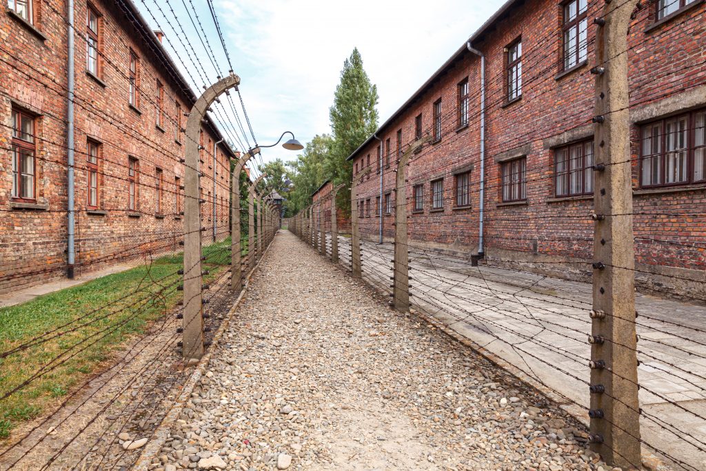 在波兰奥斯维辛，砖砌的兵营和带刺的铁丝网