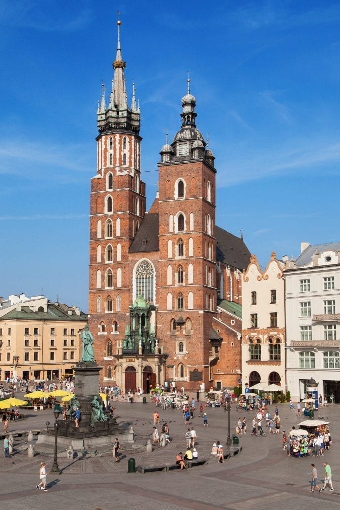 主市场广场上的圣玛丽大教堂，在克拉科夫2天的旅行中，这是一个必看的目的地!