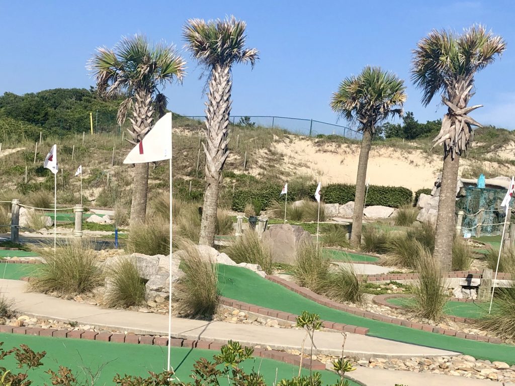 大西洋海滩小镇公园的迷你高尔夫球场