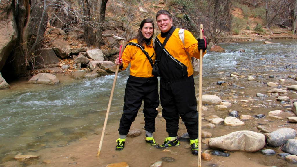 凯特·斯道姆和杰里米·斯道姆穿着干装在锡安国家公园的海峡徒步旅行