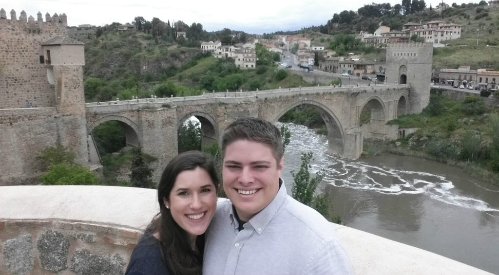 凯特·斯道姆和杰里米·斯道姆在西班牙托莱多与圣马丁桥自拍