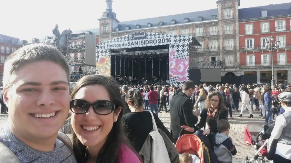 在马德里的一场免费演唱会上，凯特·斯托姆和杰里米·斯托姆在太阳广场自拍