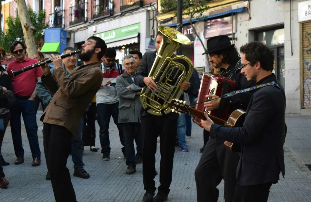 热闹的乐队在西班牙马德里的拉斯特罗演奏