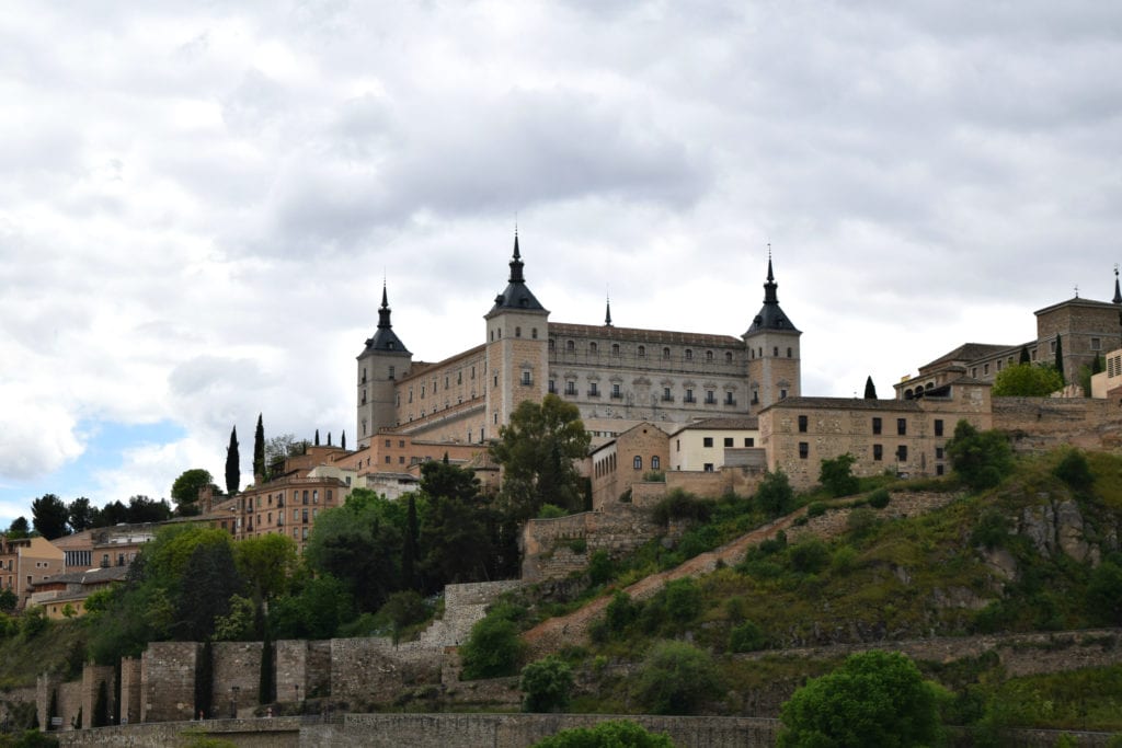 在马德里到托莱多的一日游中，从塔古斯河对岸看到的托莱多城堡