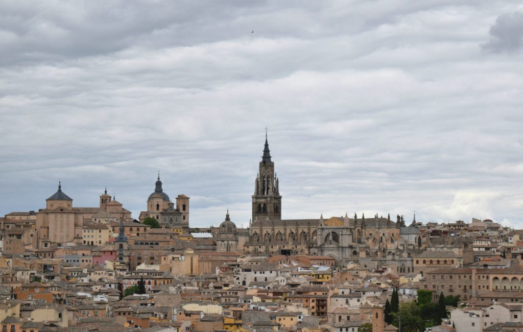 多云的天气，从塔古斯河对岸看托莱多的屋顶，从马德里到托莱多一日游