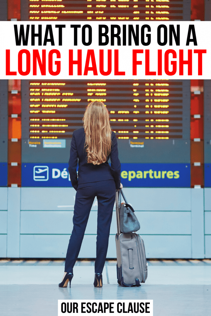 一名金发女子站在机场登机牌前的照片。白色背景上的黑红文字写着长途飞行需要携带的必需品