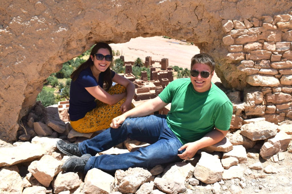 凯特·斯托姆和杰米·斯托姆在摩洛哥俯瞰艾特本哈杜，这是3天摩洛哥沙漠之旅的一部分