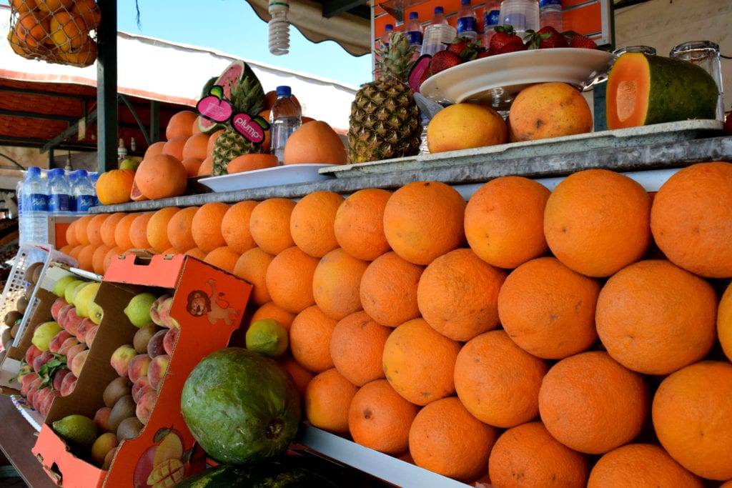 马拉喀什的橙汁摊。马拉喀什是一个很容易增加摩洛哥旅游预算的地方必威体育官方登录