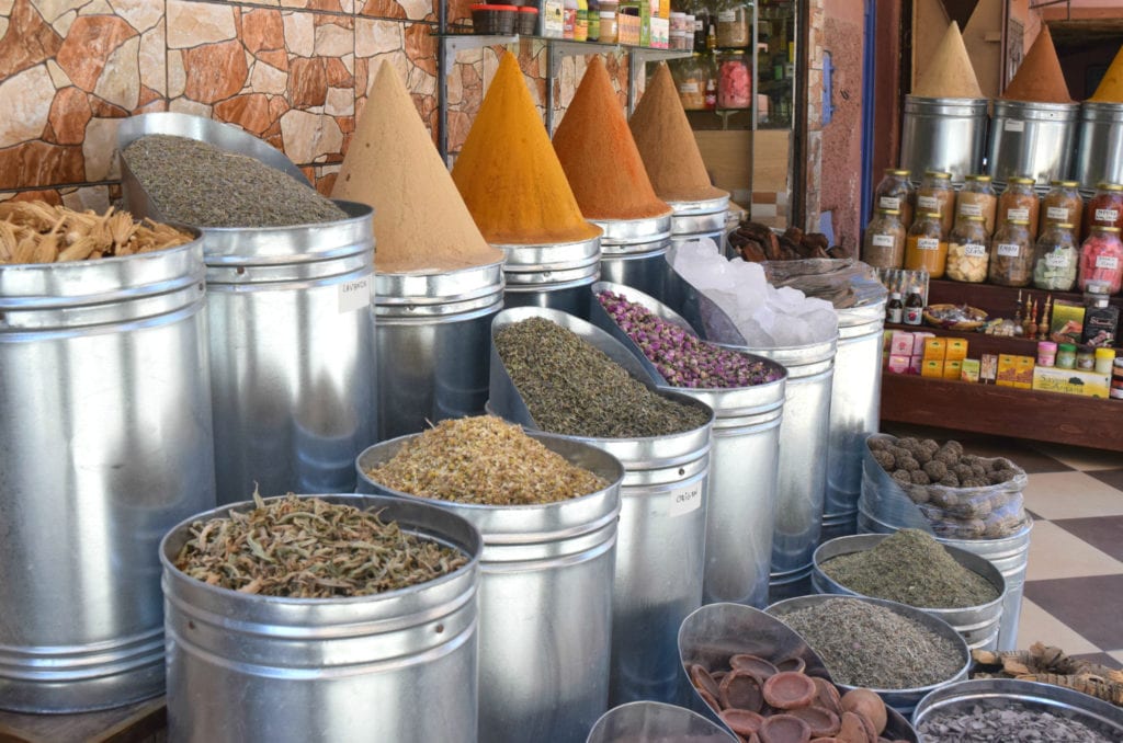 马拉喀什麦地那有成堆的香料——香料是一个负担得起的额外的摩洛哥之旅的费用和摩洛哥旅游预算必威体育官方登录