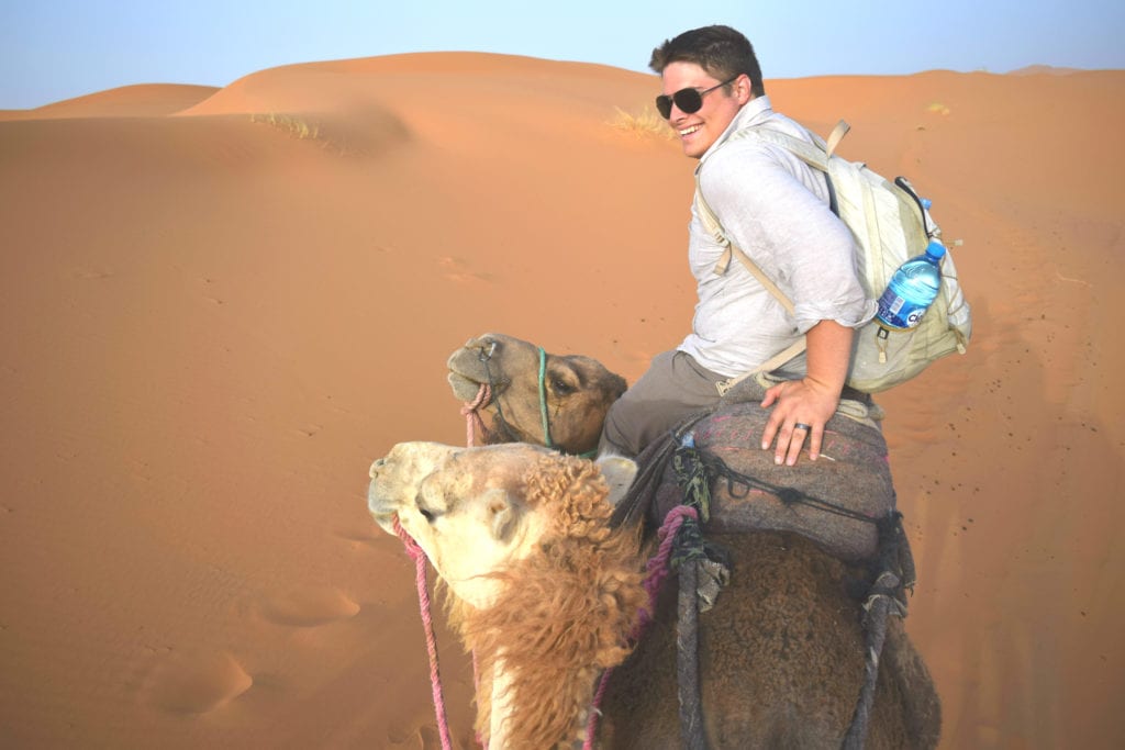 杰里米·斯托姆在撒哈拉沙漠摩洛哥之旅中骑着骆驼