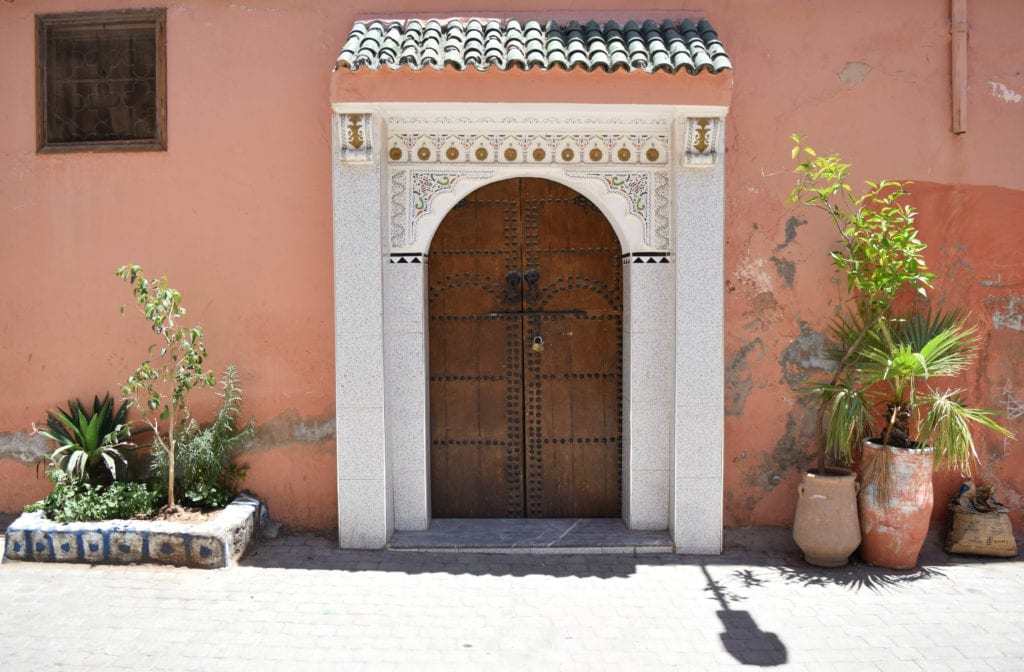 马拉喀什的摩洛哥门被白色细节包围