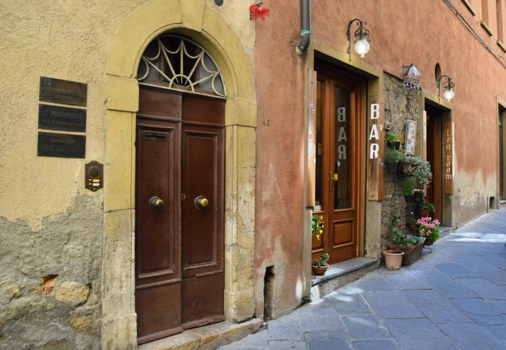 意大利volterra的一条封闭的小街道和一个咖啡吧