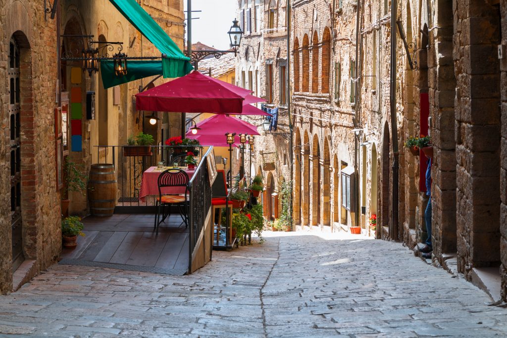 步行探索时看到的安静街道，在volterra意大利做的有趣的事情之一