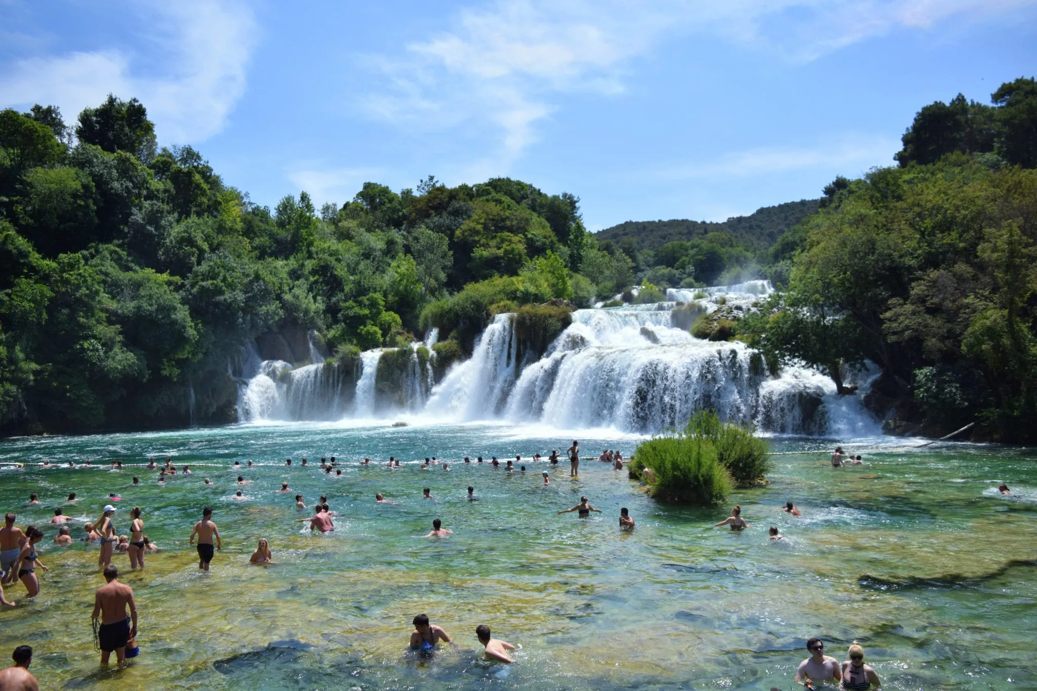 人们在克罗地亚krka vs plitvice国家公园的瀑布中游泳