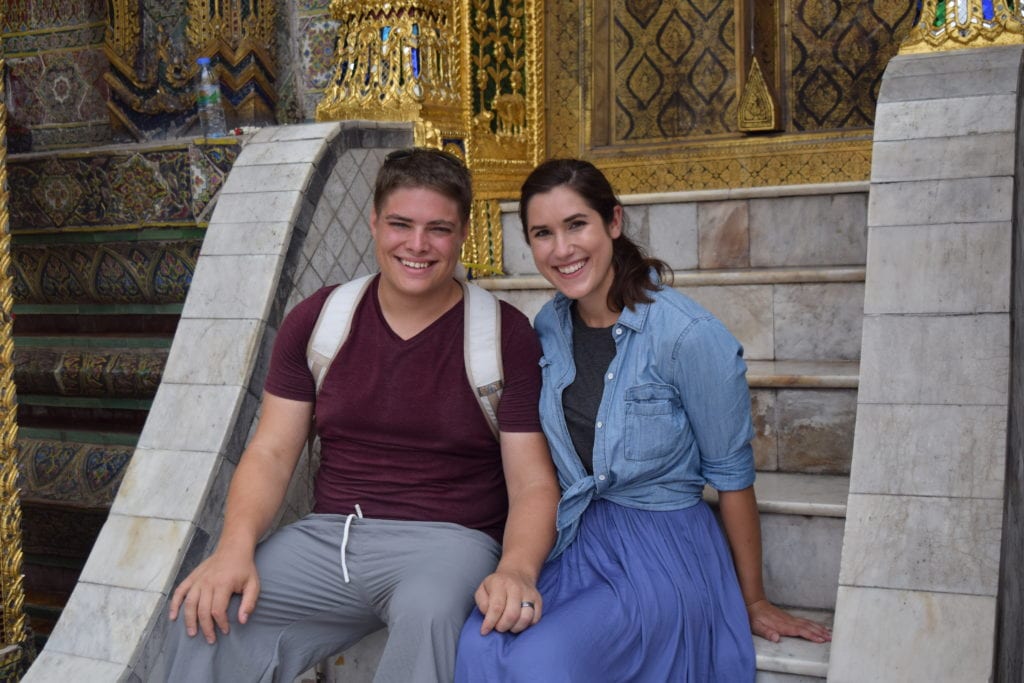 在为期6个月的环球背包旅行中，凯特和杰里米在曼谷的大皇宫里暴走
