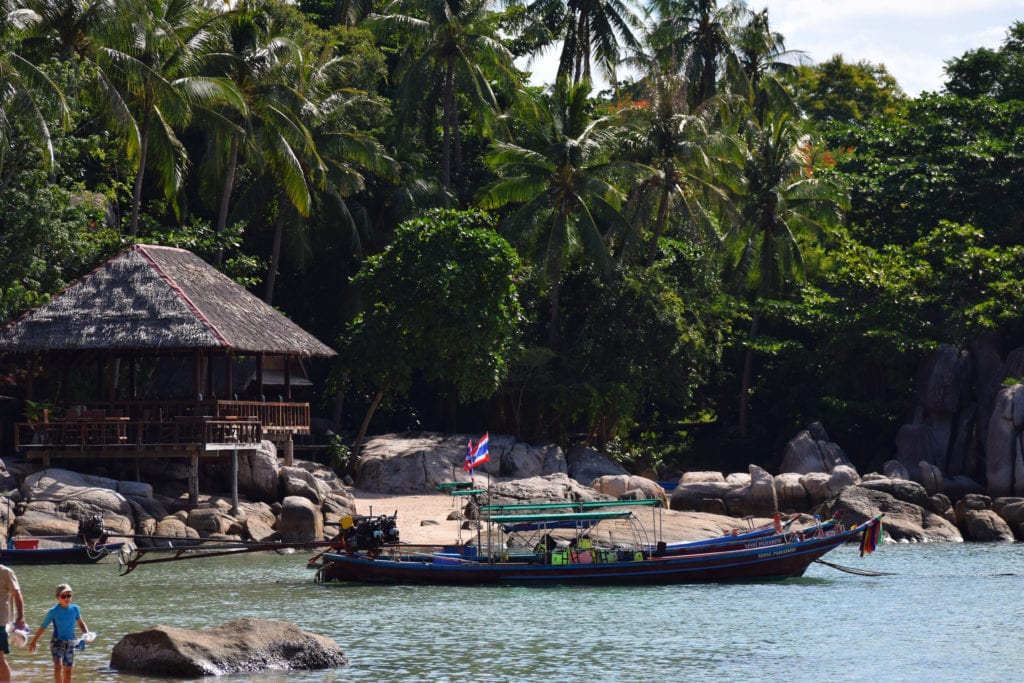 长尾船停在海滩附近在泰国岛