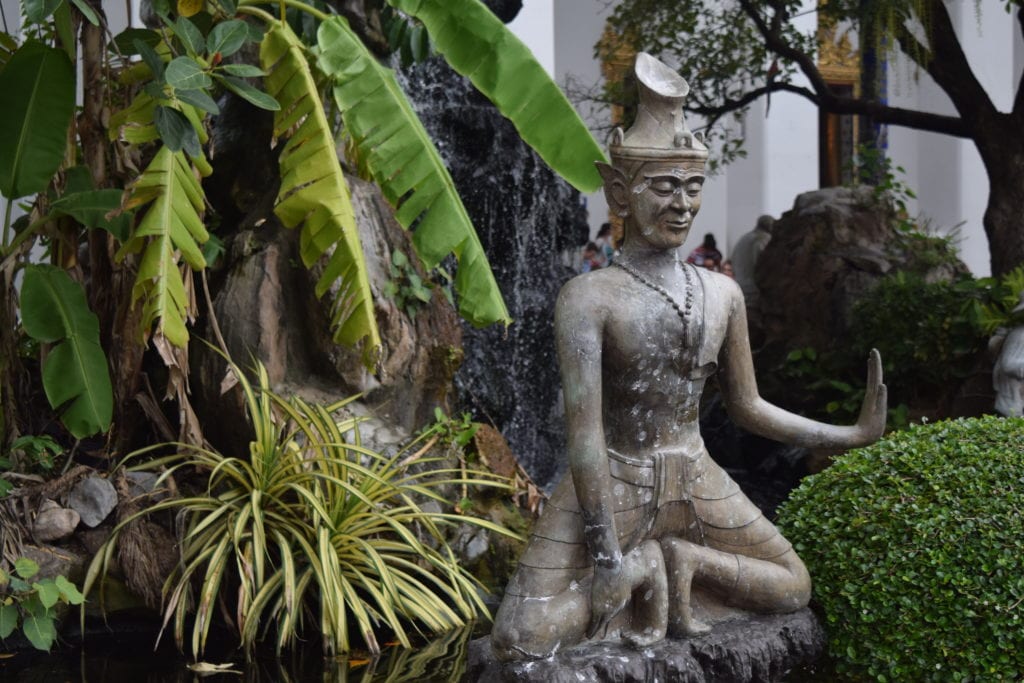 泰国曼谷的一座寺庙里的小佛像，这是我们泰国之旅的一笔小开销
