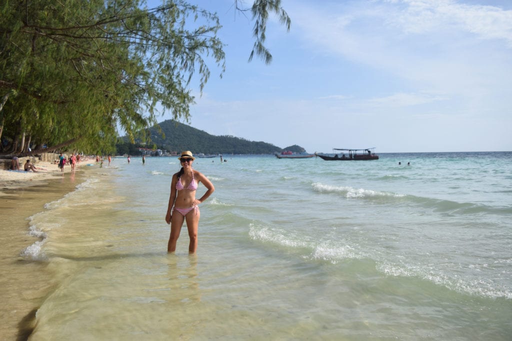 凯特·斯道姆穿着粉色和白色的比基尼站在泰国岛的赛丽海滩上，这对我们的泰国旅行预算来说是一个有趣的补充必威体育官方登录