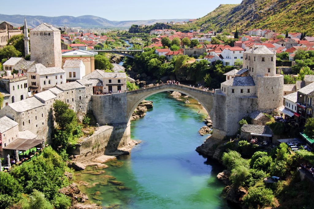 从河对岸看斯塔里桥，在莫斯塔尔波斯尼亚和黑塞哥维那最好的事情之一