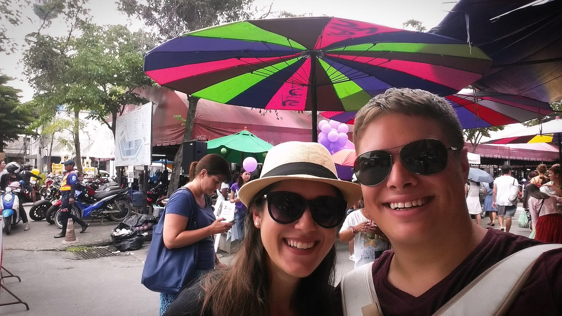 凯特风暴和杰里米第一次来泰国曼谷，在chatuchak周末市场