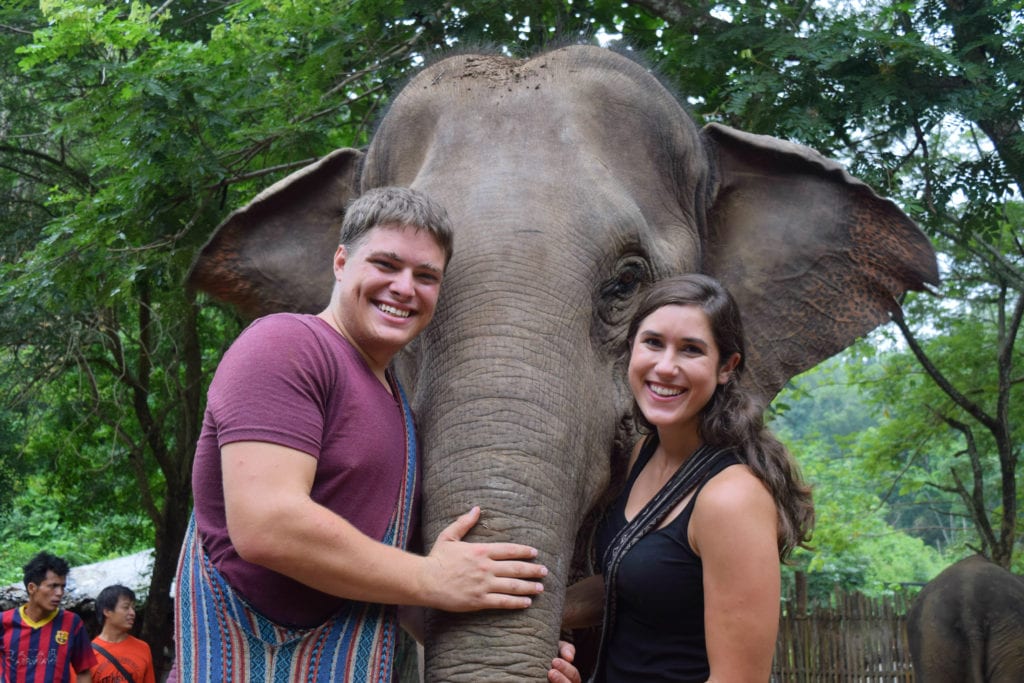 凯特·斯托姆和杰里米·斯托姆在东南亚长期旅行期间与大象合影必威体育官方登录