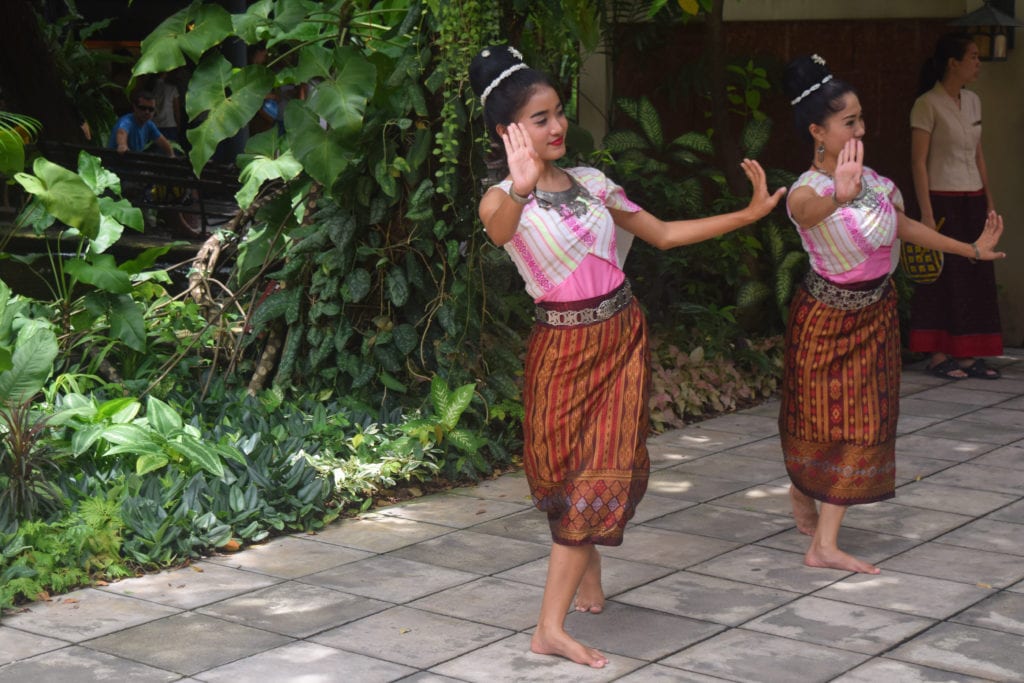两名泰国女子在泰国曼谷的吉姆·汤普森家跳舞