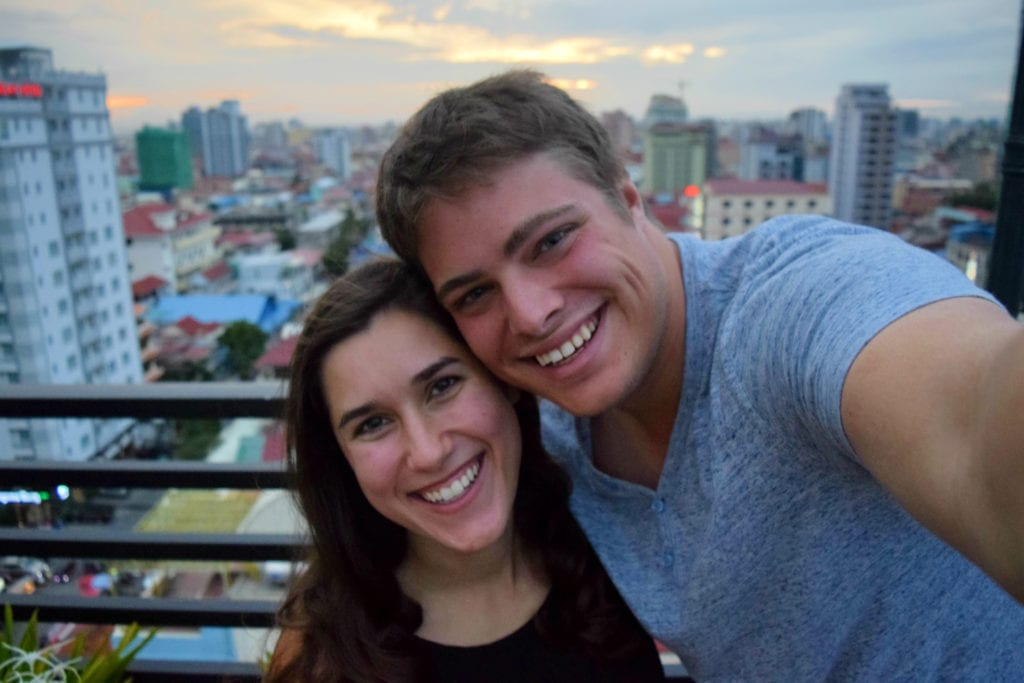 凯特·斯道姆和杰里米·斯道姆在金边的一家屋顶酒吧自拍，这是他们在柬埔寨旅行预算中负担得起的一部分必威体育官方登录