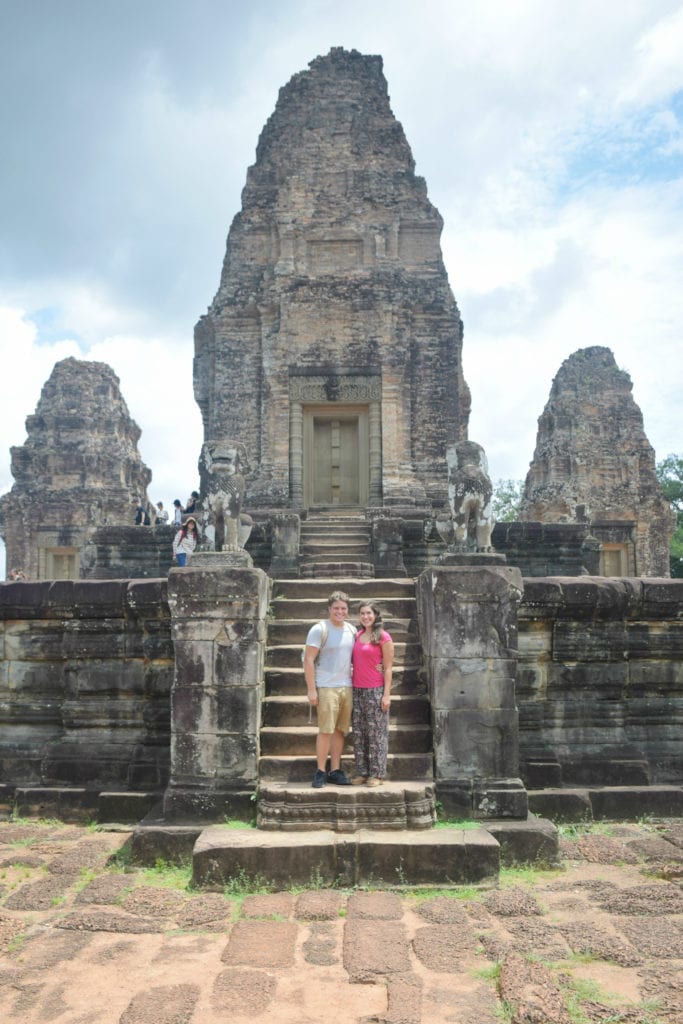 凯特和杰里米在柬埔寨吴哥窟的一座寺庙前对峙