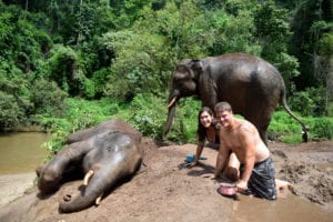 凯特风暴和杰里米风暴背着背包环游世界时，带着两只大象在泰国给他们洗澡