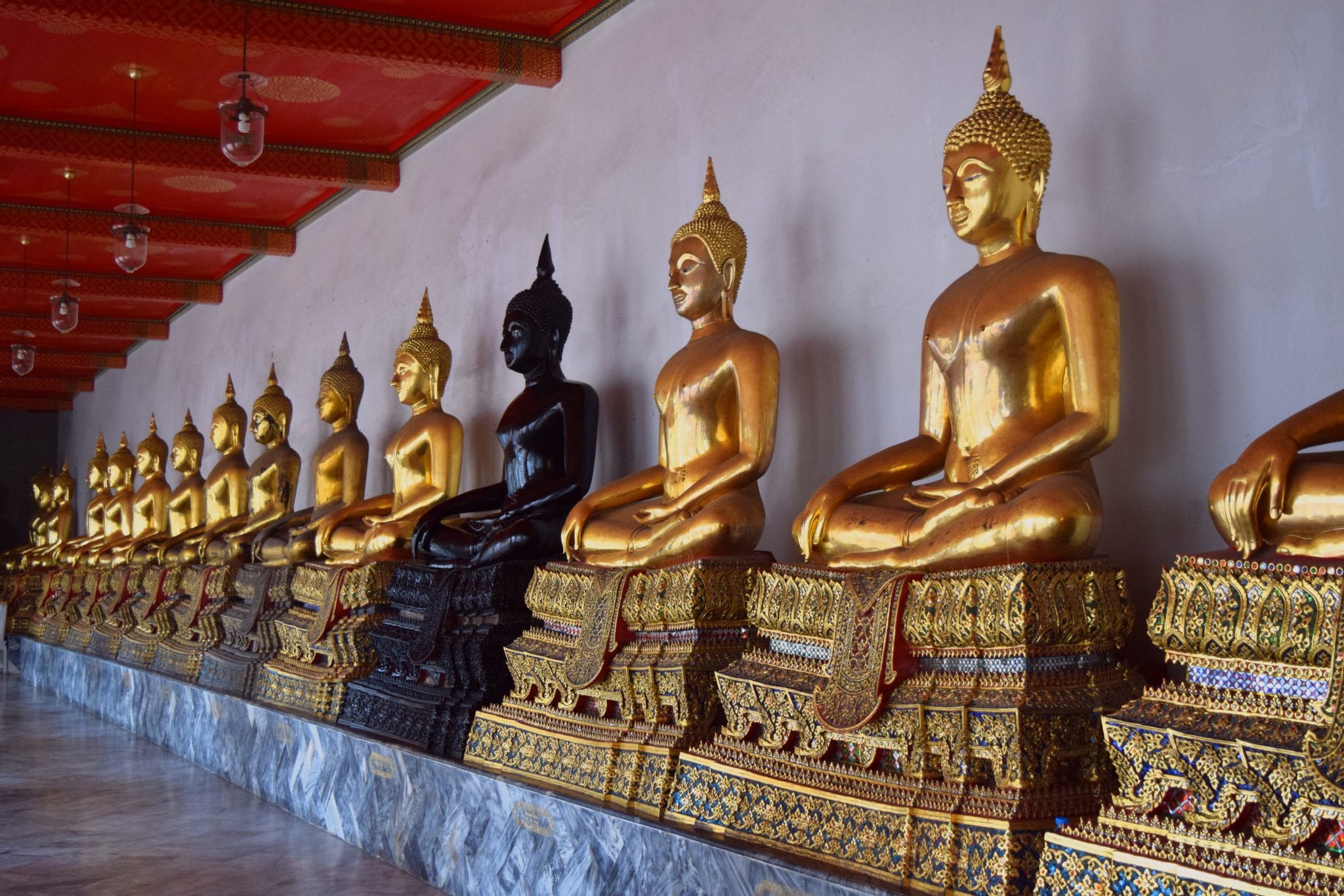 在一个寺庙里收藏金佛像，这是我们泰国之旅的一笔不小的开销