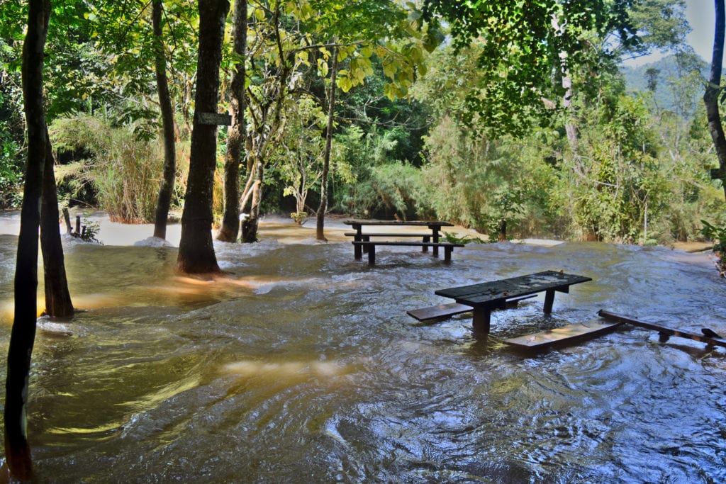 老挝雨季期间，旷寺的野餐区被洪水淹没