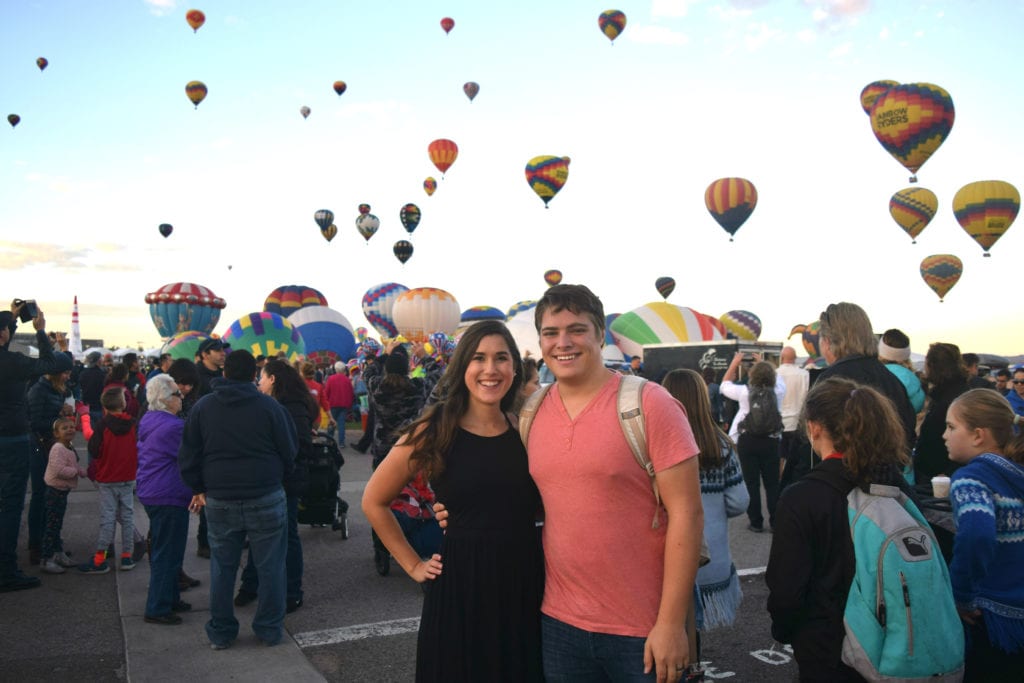 凯特·斯托姆和杰里米·斯托姆在阿尔伯克基国际气球节上对着镜头微笑