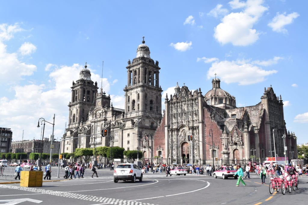 从街对面看到的centro storico大教堂，是墨西哥城三天行程中最好的景点之一
