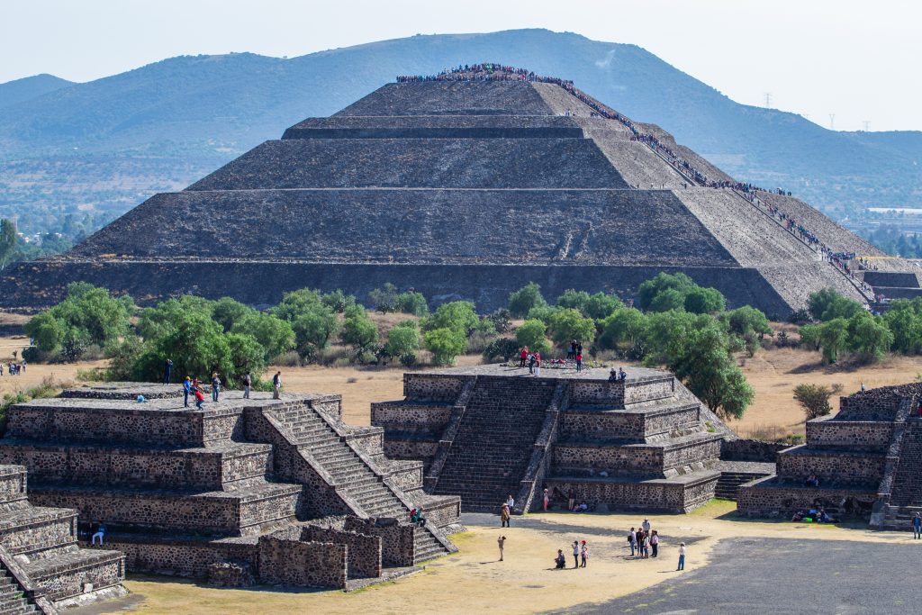 从金字塔顶端俯瞰特奥蒂瓦坎，这是墨西哥城最好的一日游之一