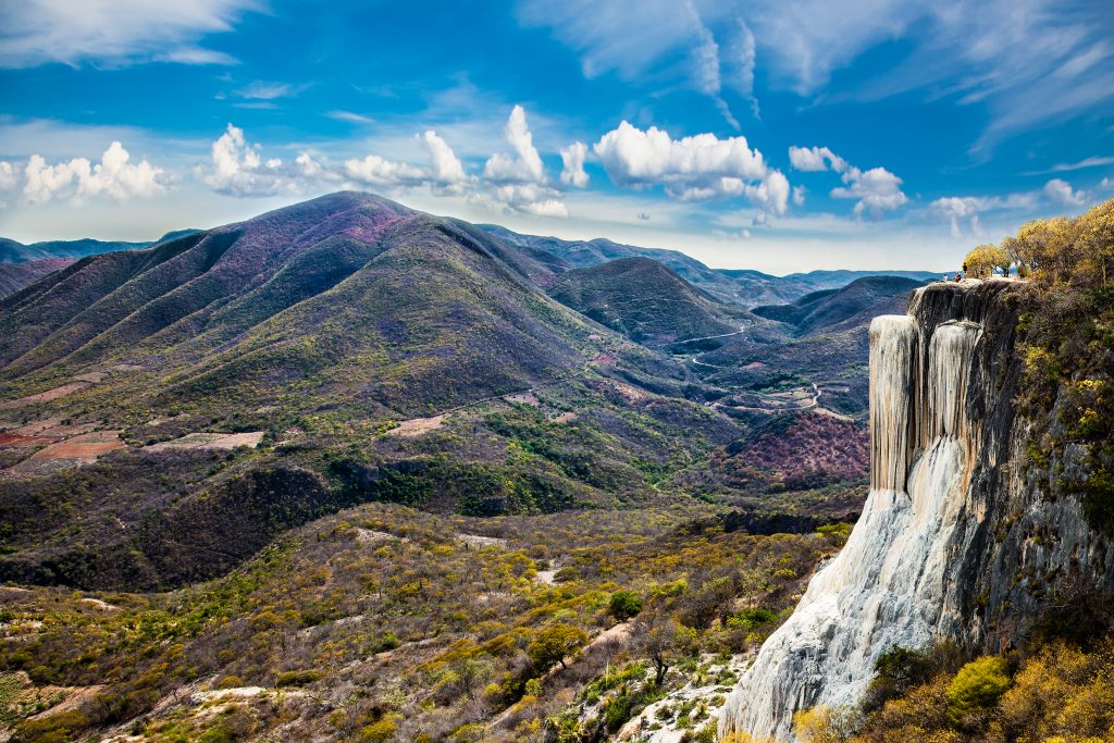 墨西哥瓦哈卡的Hierve el agua，照片右侧是石化的瀑布