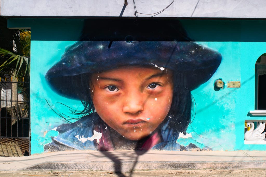 壁画上的一个年轻女孩在isla holbox，看到的时候背包旅行的墨西哥美国人