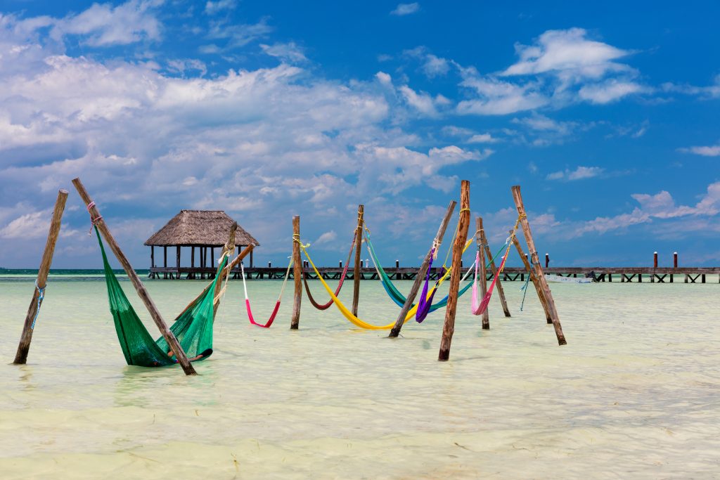 水中五颜六色的吊床群——在这里放松是在墨西哥霍尔博克斯岛做的最好的事情之一
